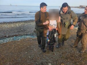 Carabineros rescató a mujer que se internó en el Estrecho de Magallanes