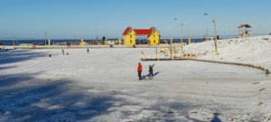 Familias disfrutaron de la nieve en el Parque María Behety