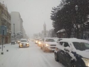 Largas esperas en paraderos y múltiples quejas por el difícil tránsito en la nieve