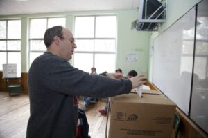 Voto obligatorio y alto ausentismo electoral podrían dejar personas con tres multas