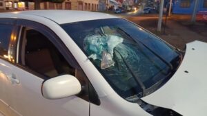 Ofrecieron llevarlo en auto, chocaron y lo abandonaron