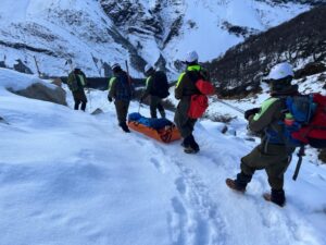 Carabineros realiza ejercicios tácticos de rescate en alta montaña