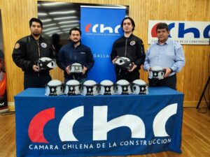 CChC Magallanes dona cascos de seguridad a Ladridos del Sur K9