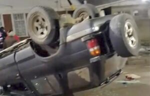 Conductor terminó volcando su vehículo y huyó a pie del lugar