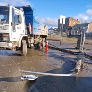 Camión enganchó cables y derribó dos postes en pleno centro