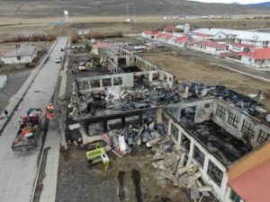 Confirman millonarias pérdidas de maquinarias y forraje por incendio en Cerro Castillo