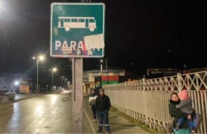 Esperas de buses en torno a 20 minutos y calles a oscuras ayer en el “Súper lunes”