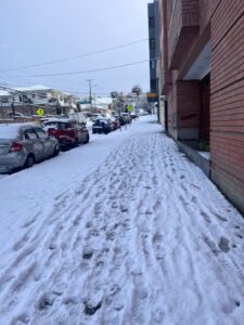Escarcha y nieve acumulada en veredas: un riesgo inminente para transeúntes