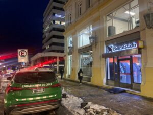 Hallan muerto a hombre al interior de sucursal bancaria