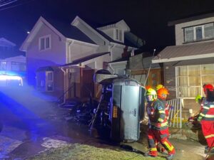 Tras sufrir accidente una camioneta chocó contra dos casas y causó fuga de gas