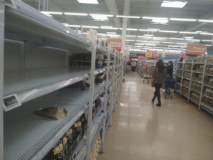 Lider: volvió el público a un supermercado aún con vacíos y trabajadores resignados