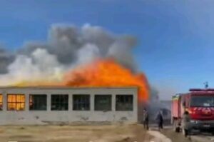 Voraz incendio destruyó galpones en Cerro Castillo