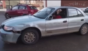 Difunden imagen de hombre que se quedó dormido al volante en pleno centro de Punta Arenas