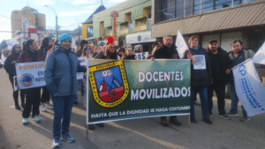 Más de 500 profesores marcharon exigiendo mayor protección laboral