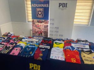 Millonaria incautación de camisetas de fútbol falsificadas desde céntrica galería