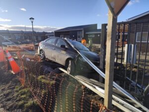 Colectivo quedó incrustado en cierre perimetral de construcción tras choque