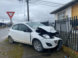 Fuerte colisión terminó con auto contra el portón de una vivienda