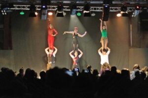 Circo de Invierno deleitó al público con la magia del arte circense regional