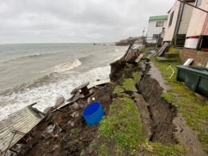Caída de muro genera alarma en vecinos del sector costero y les piden evacuar
