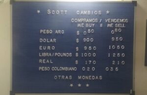 Argentinos vuelven a comprar con dólares