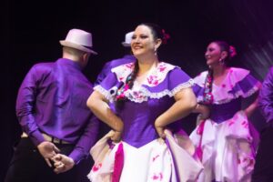 El Teatro Municipal de Punta Arenas se llena de danza y música en la celebración del Día Internacional del Folklore