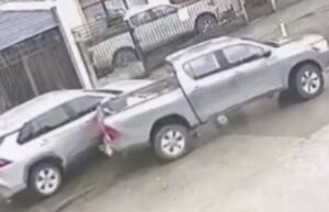 Candidato a alcalde choca auto de mujer que denuncia su hostigamiento desde hace años