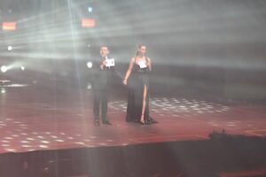 Paola Tapia y Oscar España animadores del Festival Folclórico en la Patagonia