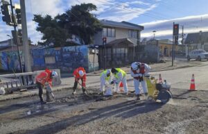 Personal municipal trabaja en reparación del Puente Zenteno