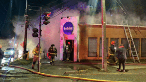 Incendio causó pérdidas totales en estructura y equipos del salón de baile Holliday