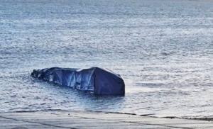 Se bajó a comprar y su camión terminó en el mar