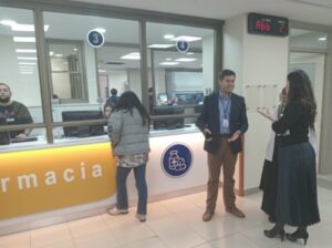 Usuarios de farmacia del Hospital Clínico molestos ante demora en entrega de medicamentos