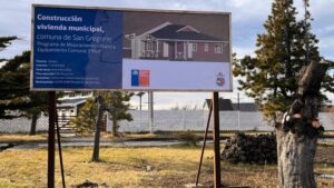 Inauguran vivienda municipal y entregan bus de pasajeros