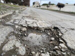 Conductores expresan su preocupación por los hoyos que hay en plena Avenida Bulnes