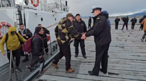 Armada concluye rescate de 34 náufragos del ferry Yaghan