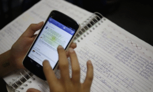 Directores lapidan uso de celulares en establecimientos educativos