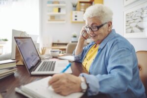 Informalidad laboral de personas mayores de Magallanes aumentó 35,2% en un año