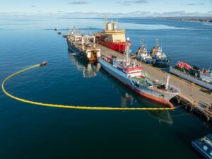 Armada supervisó ejercicios de contención de derrames en el Estrecho de Magallanes