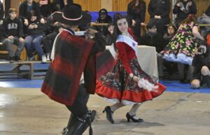 Jóvenes cuequeros ganaron por segundo año concurso de Liceo Sara Braun