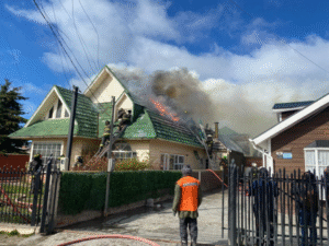 Incendio destruyó casa, afectó a otras dos y dejó tres bomberos lesionados