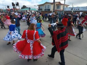 Barrio 18 de Septiembre celebró 68° aniversario con reconocimientos, cueca y desfile
