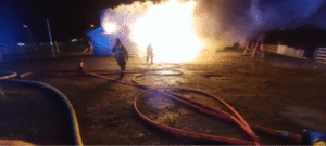 Bomberos y Carabineros investigan voraz incendio en quincho