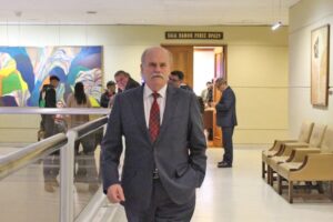 “Hay que ser cuidadoso con los recursos públicos y no adjudicar contratos a dedo”