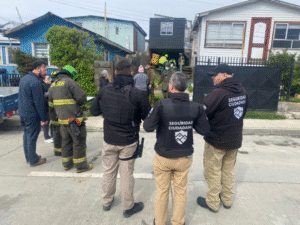 Adulto mayor debió ser rescatado de su casa tras quedar atrapado bajo bolsas