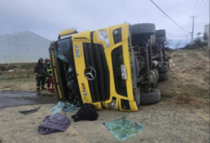 Conductor volcó en el Barrio Industrial y terminó lesionado