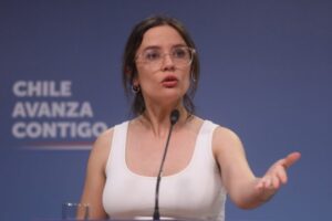 Las declaraciones de la ministra Vallejos que complican las versiones del Gobierno