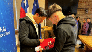 En un emotivo encuentro en el Gobierno Regional fue recibido el exfutbolista Matías Fernández