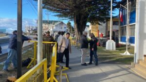 Delegado presidencial llega a votar a Liceo Industrial