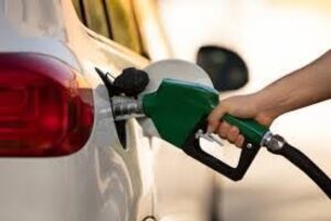 Gasolinas bajarán hoy hasta 23 pesos