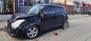 Joven choca vehículo y se da a la fuga