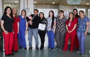 Bebé prematuro sale de alta tras increíble recuperación